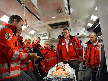 Notfallsanitäter Georg Hein gab den Kollegen vom Roten Kreuz in Utrecht einen Einblick in die professionelle Ausstattung eines Rettungswagens des Bayerischen Roten Kreuzes Rhön-Grabfeld. Foto: Hanns Friedrich