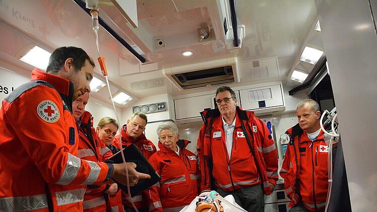 Notfallsanitäter Georg Hein gab den Kollegen vom Roten Kreuz in Utrecht einen Einblick in die professionelle Ausstattung eines Rettungswagens des Bayerischen Roten Kreuzes Rhön-Grabfeld. Foto: Hanns Friedrich