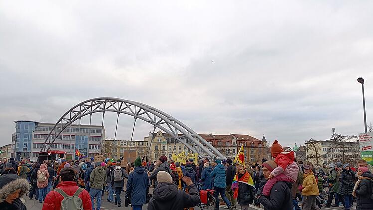 Große Demo in Bamberg: Tausende Menschen ziehen durch die Straßen