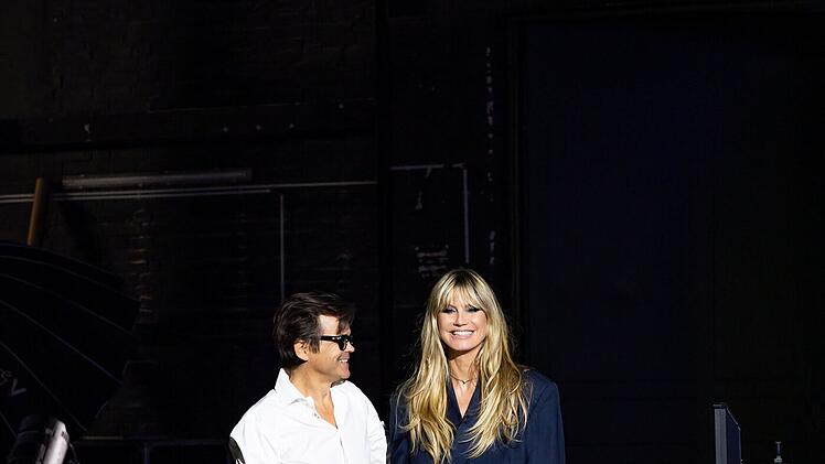 Heidi Klum begr&uuml;&szlig;t Fotograf Kristian Schuller erneut bei GNTM.