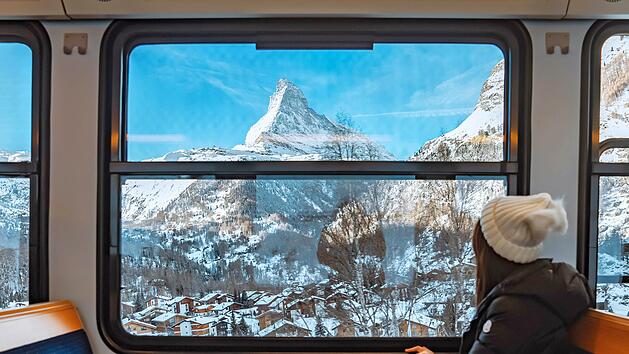 Matterhorn Zermatt Schweiz Alpen Berg Schnee Zugfenster Ausblick Panorama Reisende Frau Bahnreise Zugreise Berglandschaft spektakul&auml;r Wahrzeichen Gipfel Bergwelt Fenster Aussicht Winterlandschaft Schweizer Alpen SBB Eisenbahn nachhaltig Tourismus Sehensw&uuml;rdigkeit Natur malerisch Erlebnis