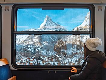 Matterhorn Zermatt Schweiz Alpen Berg Schnee Zugfenster Ausblick Panorama Reisende Frau Bahnreise Zugreise Berglandschaft spektakul&auml;r Wahrzeichen Gipfel Bergwelt Fenster Aussicht Winterlandschaft Schweizer Alpen SBB Eisenbahn nachhaltig Tourismus Sehensw&uuml;rdigkeit Natur malerisch Erlebnis