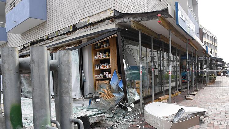 Beton-Vordach in Westerland auf Sylt st&uuml;rzt ab