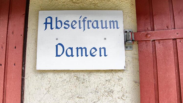 Die "Abseifräume" sind alt und wunderschön. In den "Wechselkabinen" findet sogar eine Großfamilie ausreichend Platz.