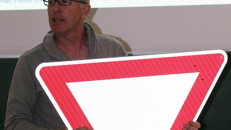 Professor Thomas Weißer erklärt, warum wir Regeln fürs Zusammenleben brauchen.