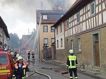 Mitten in Kerbfeld: Aus dem Dachstuhl des Wohnhauses schlugen die Flammen.  Foto: privat