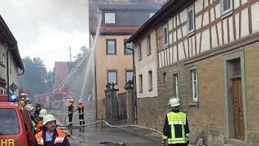 Mitten in Kerbfeld: Aus dem Dachstuhl des Wohnhauses schlugen die Flammen.  Foto: privat