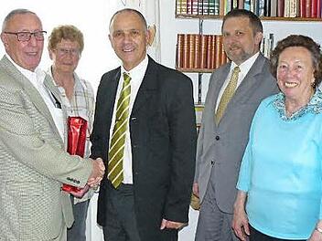 Erich Frass (links) mit (nach rechts) seiner Ehefrau Margot, Franz Uome, Dieter Rochholz und Schwester Paula Fischer.  Foto: Klaus-Peter Wulf