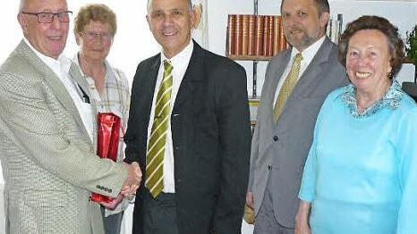 Erich Frass (links) mit (nach rechts) seiner Ehefrau Margot, Franz Uome, Dieter Rochholz und Schwester Paula Fischer.  Foto: Klaus-Peter Wulf