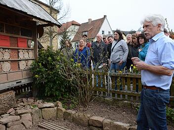 Klaus Mandery zeigt Interessierten, auf was es bei einem naturnahen Garten und bei einem wildbienenfreundlichen Insektenhaus ankommt. Foto: Elisabeth Assmann