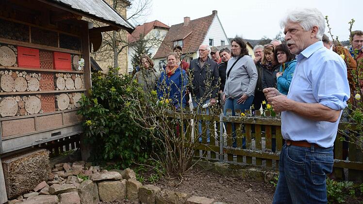 Klaus Mandery zeigt Interessierten, auf was es bei einem naturnahen Garten und bei einem wildbienenfreundlichen Insektenhaus ankommt. Foto: Elisabeth Assmann
