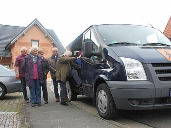 Einsteigen, bitte - diesmal nur fürs Foto: Gunda Bendner am Breitbrunner Bürgerbus. Auch Emerentia Janson (vorne links) nutzt den Bus regelmäßig. Hinten, von links: Busfahrer Hans-Peter Bendner, Bürgerdienst-Koordinatorin Magda Künnell und Arno Geuß, ebenfalls Busfahrer.  Foto: Andreas Lösch