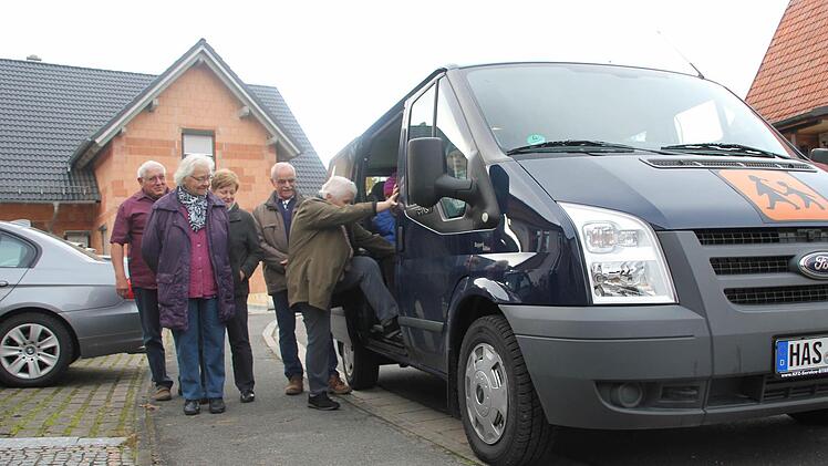 Einsteigen, bitte - diesmal nur fürs Foto: Gunda Bendner am Breitbrunner Bürgerbus. Auch Emerentia Janson (vorne links) nutzt den Bus regelmäßig. Hinten, von links: Busfahrer Hans-Peter Bendner, Bürgerdienst-Koordinatorin Magda Künnell und Arno Geuß, ebenfalls Busfahrer.  Foto: Andreas Lösch