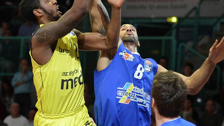 De'Mon Brooks gegen Oliver Clay. Foto: Peter Mularczyk
