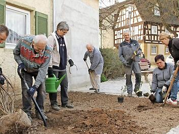 In der Dorfmitte griffen die Mitglieder kürzlich bei Pflanzarbeiten zu Spaten und Rechen.  Foto: Martina Drossel