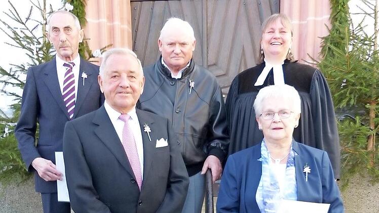 Ihre eiserne Konfirmation durften Ernst Lauterbach, Karl Horn, Heinz Böhmert und Erika Rieß begehen. Rechts im Hintergrund Pfarrerin Heidrun Hemme. Fotos: Klaus-Peter Wulf