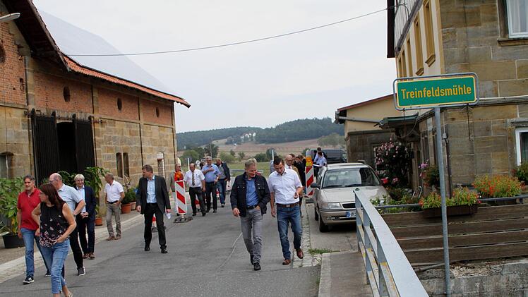 Ein Schaden über einem Triebwerkskanal führt bei Treinfeld in nächster Zeit zu einer einspurigen Verkehrsregelung, um weitere Schäden durch Schwerlastverkehr zu vermeiden.Günther Geiling