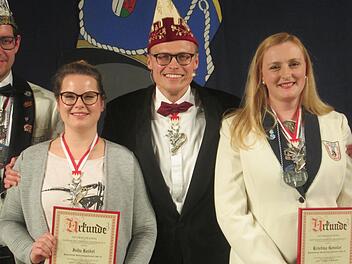 Sebastian Kleinhenz und André Köstner (hinten vonlinks) gratulierten Julia Keidel und Kristina Gensler (vorne von links) zum "Till von Franken".                   Winfried Ehling