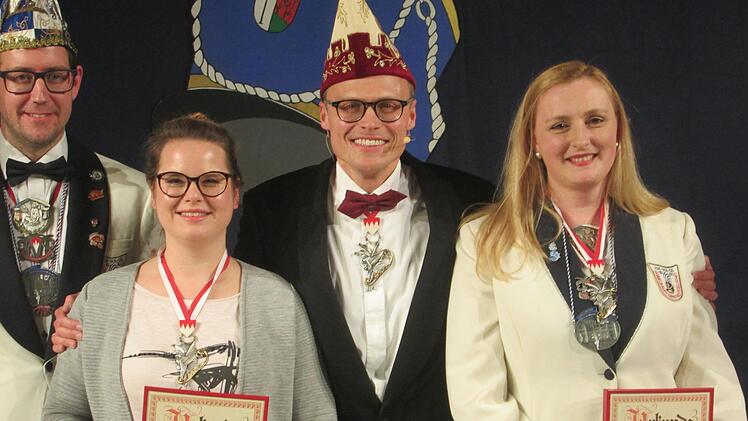 Sebastian Kleinhenz und André Köstner (hinten vonlinks) gratulierten Julia Keidel und Kristina Gensler (vorne von links) zum "Till von Franken".                   Winfried Ehling