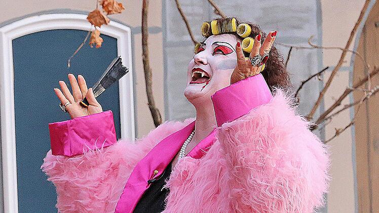 Gräfin Mariza (Inge Hochhaus) hatte einmal ein folgenreiches Techtelmechtel  mit einem Poppenläurer. Foto: Dieter Britz