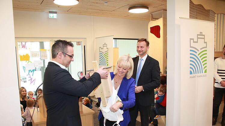 Staatssekretärin Carolina Trautner hatte für Michael Seck, den Leiter des Zentrums für Kinder und Familien, ein Geschenk dabei. Foto: Jürgen Gärtner
