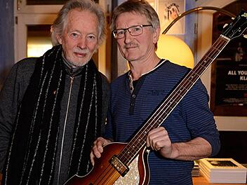 Klaus Voormann signierte nach dem Film nicht nur viele Bücher und Plattencover, sondern auch einen Bass, den Günter Liebscher extra mitgebracht hatte.  Foto: Helmut Ölschlegel