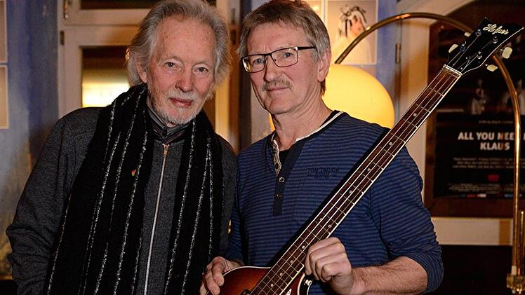 Klaus Voormann signierte nach dem Film nicht nur viele Bücher und Plattencover, sondern auch einen Bass, den Günter Liebscher extra mitgebracht hatte.  Foto: Helmut Ölschlegel