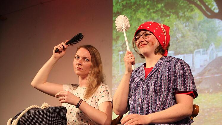 Lisa Meister und Janina Reuter-Schad bei der Haarpflege