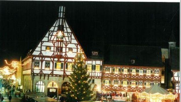 Auf diesem Bild aus dem Jahr 1996 sieht man den ersten Adventskalender am Forchheimer Rathaus. Foto: Hans Grün