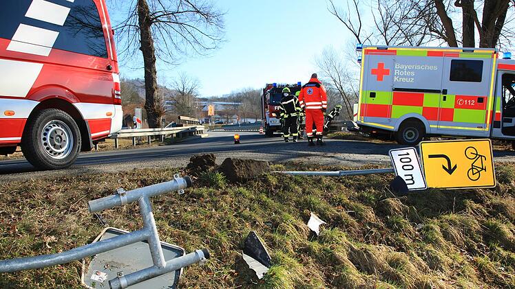 Der Transporter mähte mehrere Verkehrsschilder um.