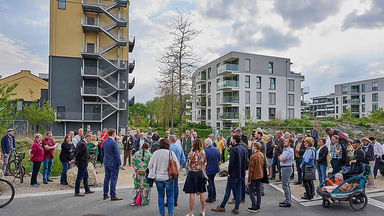 Bamberg: Was passiert mit dem Erba-Erdhaufen? - Stadt informiert vor Ort &uuml;ber aktuellen Sachstand