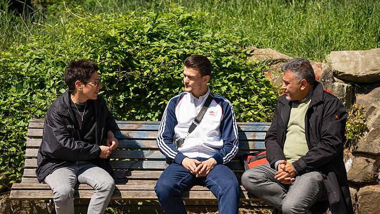 Der Syrer Anas (zweiter von links) überlebte einen  Messerangriff in Magdeburg. Dunja Hayali spricht mit ihm und seinem Vater über die Tat und ihre Folgen.