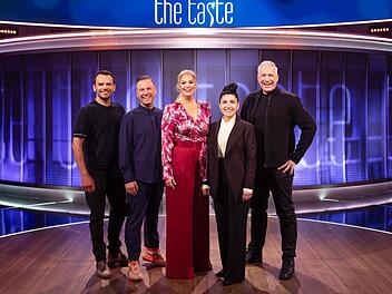 Noch wirkte die Stimmung gelöst, doch die Anspannung stieg enorm an. Bei den ersten harten Kochprüfungen mussten die Kandidaten zeigen, was in ihnen steckt. Und nicht immer waren die "Meister" und die "Meisterin" zufrieden.