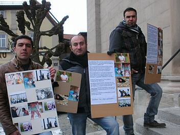 Mit einem stummen Protest machten iranische Asylbewerber in Eltmann auf ihre Situation und das unmenschliche System im Iran aufmerksam. Der Zug führte von der evangelischen zur katholischen Kirche. Hier steht eine kleine Gruppe auf der Treppe der katholischen Pfarrkirche. Fotos: sw