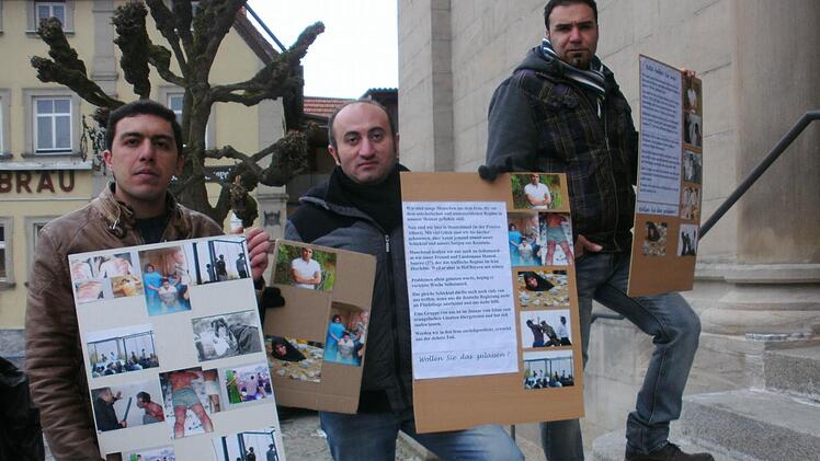 Mit einem stummen Protest machten iranische Asylbewerber in Eltmann auf ihre Situation und das unmenschliche System im Iran aufmerksam. Der Zug führte von der evangelischen zur katholischen Kirche. Hier steht eine kleine Gruppe auf der Treppe der katholischen Pfarrkirche. Fotos: sw