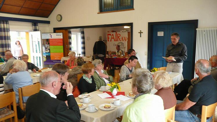 Im Gemeindehaus las der Pfarrer die Textstelle aus der Bibel vor, nach deren Thema der Maler Gerhard Rießbeck ein Kunstwerk für die Christuskirche schaffen soll. Foto: Sabine Meißner