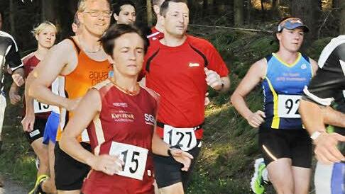 Die drei schnellsten Frauen: Siegerin Nadja Lindner (rechts), die zweitplatzierte Jutta Kratzel (vorne) und die Dritte Cordula Lauterbach (im Hintergrund).