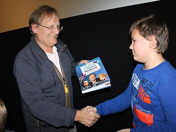 Dietrich Grönemeyer überreichte Felix Wachter in der Kronacher Filmburg ein Buch.  Foto: Veronika Schadeck