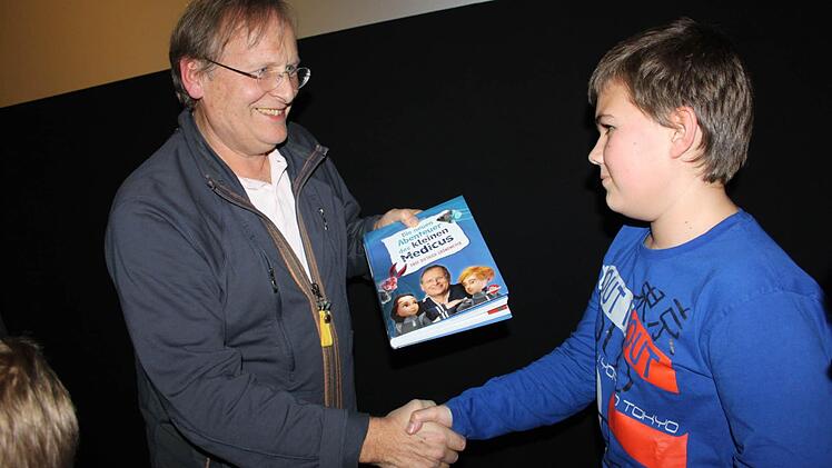 Dietrich Grönemeyer überreichte Felix Wachter in der Kronacher Filmburg ein Buch.  Foto: Veronika Schadeck