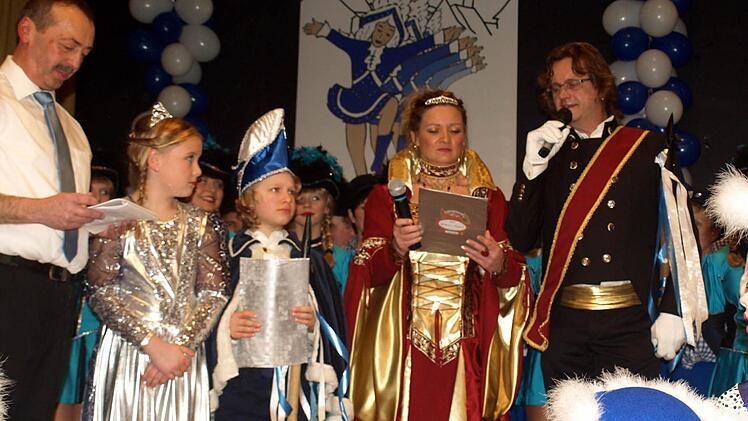 Die königlichen Hoheiten von Wallenfels - das Kinderprinzenpaar Anna I. und David I. und das Prinzenpaar Sandra I. und Henry I. Foto: Sabine Deuerling