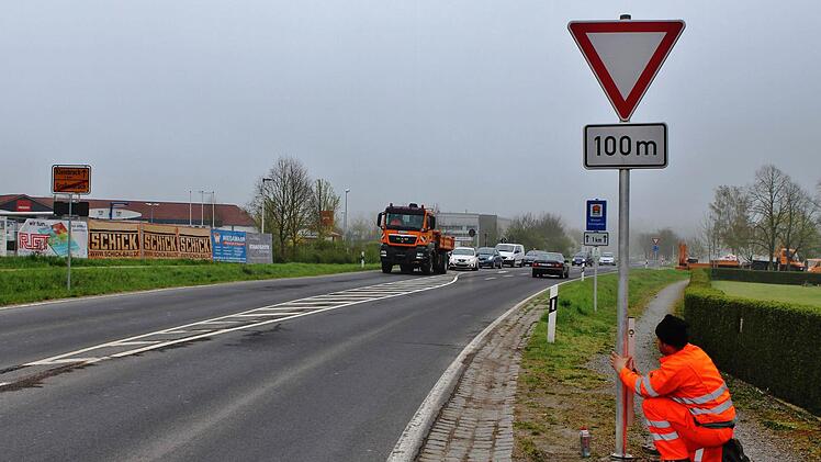 Das Hinweisschild "Achtung in 100m" weist auf den Kreisel hin.  Foto: Werner Vogel