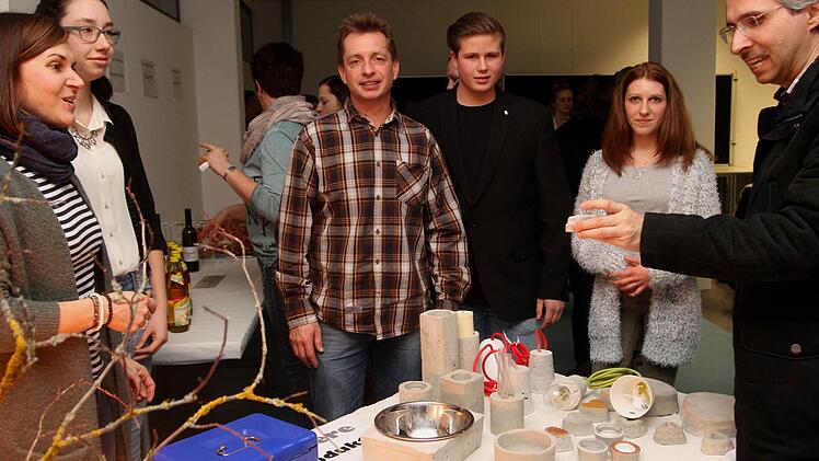 Konrektor Frank Cybulski, Produktionsleiterin Leonie Bräuter, Vorstandsvorsitzender Felix Zier und Wirtschaftspate Ewald Bühl (von rechts) bei der Präsentation von Produkten mit Betreuungslehrerin Susanne Müller (links).  Fotos: Günther Geiling