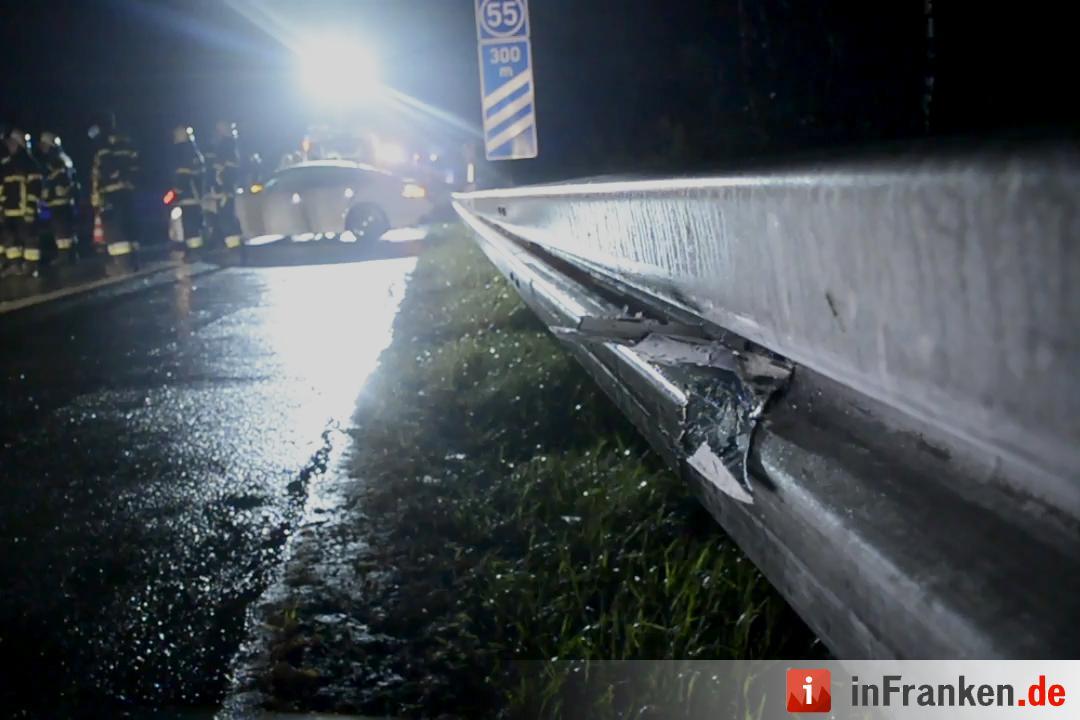 Unangepasste Geschwindigkeit bei Graupelschauer: Vier Personen verletzt, eine davon lebensgefährlich - Drei Fahrzeuge an schwerem Glätteunfall beteiligt - 47-Jähriger verliert Kontrolle über BMW, prallt mehrfach in Leitplanke und touchiert anderes Fahrzeug - Weiterer Autofahrer fuhr offenbar auf und flüchtete