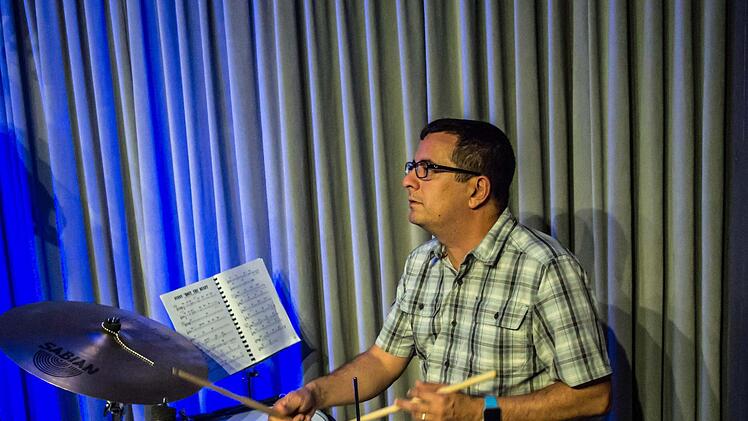 Jonathan Mele am Schlagzeug beim Gastspiel von Steven Santoro in CoburgFoto:Jochen Berger