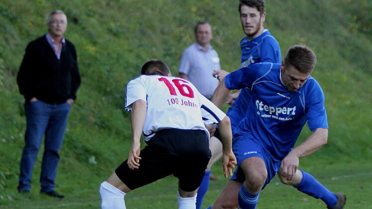 Der Lußberger Christian Will (rechts)  versetzt den Zeiler Yannick Rößner (links).