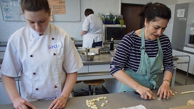 Mit Hilfe von Cettina Vincenzino (rechts) hatte Nicola ganz schnell den Dreh raus, wie man Orecchiette formt.Sabine Weinbeer