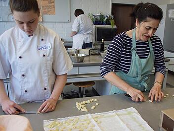 Mit Hilfe von Cettina Vincenzino (rechts) hatte Nicola ganz schnell den Dreh raus, wie man Orecchiette formt.Sabine Weinbeer
