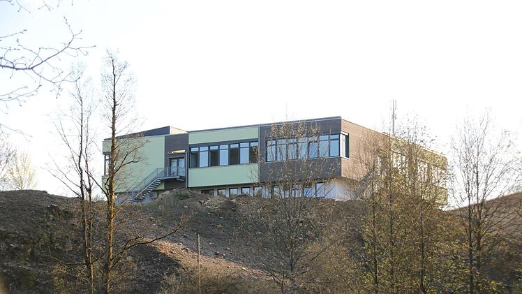 Hoch über Wonsees thront das frühere Schulgebäude, in der nach dem Umbau eine Tierarztpraxis untergebracht ist. Fotos: Alexander Hartmann