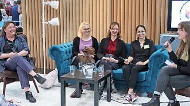Auf dem Podium auf der Leipziger Buchmesse" (v. l.): Heike Maria Schütz (Geschäftsführung AFG), Julia Schilling, Ramona Gebhard (beide Bildungsbüro Forchheim) mit den Studentinnen Sophia Paramalingam (Projektvorstellung FAU) und Paula Pfeiffer (Moderation)  Foto: PR