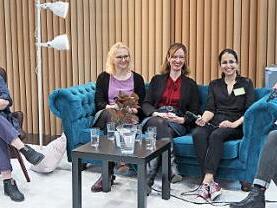 Auf dem Podium auf der Leipziger Buchmesse" (v.&nbsp;l.): Heike Maria Sch&uuml;tz (Gesch&auml;ftsf&uuml;hrung AFG), Julia Schilling, Ramona Gebhard (beide Bildungsb&uuml;ro Forchheim) mit den Studentinnen Sophia Paramalingam (Projektvorstellung FAU) und Paula Pfeiffer (Moderation)  Foto: PR